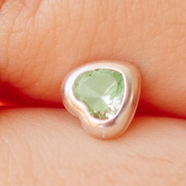 BRINCO PRATA CORAÇÃO ZIRCONIA VERDE