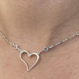 CHOKER PRATA CORAÇÃO VAZADO COM ZIRCONIAS CRISTAIS