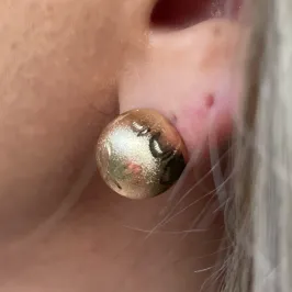 BRINCO MEIA BOLA FLOR FOSCA