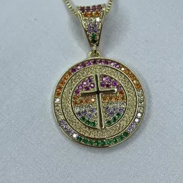 PINGENTE MEDALHA COM CRUZ CRAVEJADA COLORS