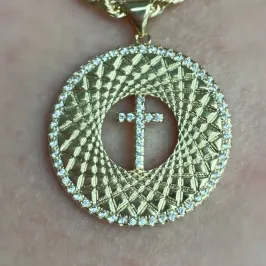 PINGENTE MANDALA TRABALHADA COM CRUZ CRAVEJADA