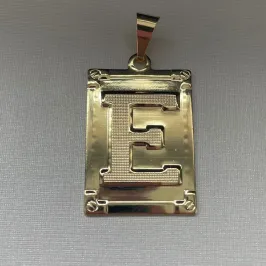 PINGENTE PLACA LETRA 'E'