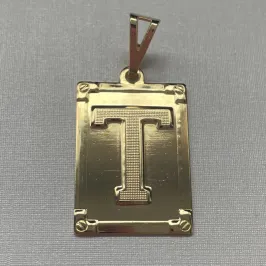 PINGENTE PLACA LETRA 'T'