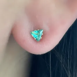 BRINCO TRIÂNGULO ZIRCONIA AQUAMARINE 4MM