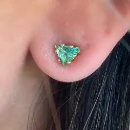 BRINCO TRIÂNGULO ZIRCONIA AQUAMARINE MÉDIO