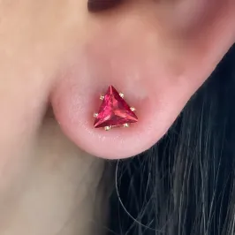 BRINCO TRIÂNGULO ZIRCONIA MELÂNCIA