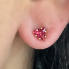 BRINCO TRIÂNGULO ZIRCONIA MELÂNCIA MÉDIO