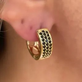 BRINCO ARGOLA CRAVEJADA ZIRCONIA NEGRA