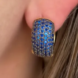 BRINCO ARGOLA CRAVEJADA ZIRCONIA AZUL MÉDIA