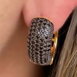 BRINCO ARGOLA CRAVEJADA ZIRCONIA NEGRA GRANDE
