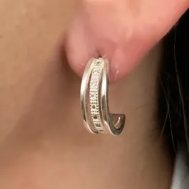 BRINCO PRATA MEIA ARGOLA COM ZIRCONAS