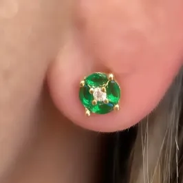 BRINCO REDONDO PEDRAS VERDE E CRISTAL