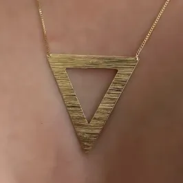 COLAR LONGO TRIÂNGULO LIXADO