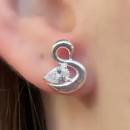 BRINCO PRATA CISNE COM ZIRCONIA CRISTAL