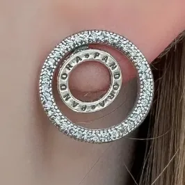 BRINCO PRATA ARO DUPLO CRAVEJADO INSPIRAÇÃO PANDORA