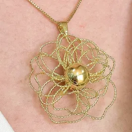GARGANTILHA FLOR DE RENDA COM BOLA