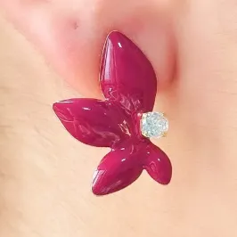 BRINCO FLOR COM PEDRA ESMALTADO MARSALA