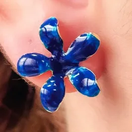 BRINCO FLOR ESMALTADA AZUL MARINHO