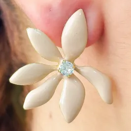 BRINCO FLOR COM PEDRA ESMALTADO NUDE