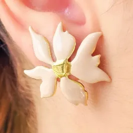 BRINCO FLOR ESMALTADO NUDE