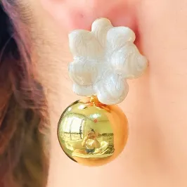 BRINCO FLOR PEROLADO  COM ESFERA