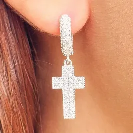 BRINCO PRATA ARGOLA COM CRUZ CRAVEJADA