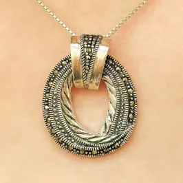 GARGANTILHA PRATA OVAL COM MARCASSITAS