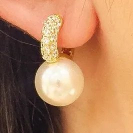 BRINCO ARGOLA CRAVEJADA COM PEROLA