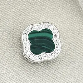 BERLOQUE PRATA VAN CLEEF MALEQUITA CRAVEJADO PARA ESTEIRA