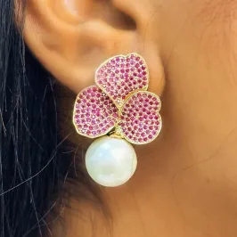 BRINCO LUXO FLOR CRAVEJADA ROSA COM PEROLA