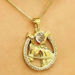 GARGANTILHA FERRADURA COM CAVALO CRAVEJADA
