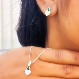 CONJUNTO PRATA CORAÇÃO COM GOTRA ESMERALDA