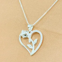 GARGANTILHA PRATA CORAÇÃO COM ROSA CRAVEJADO