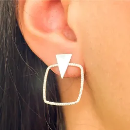 BRINCO PRATA ARO QUADRADO DIAMANTADO COM TRIÂNGULO