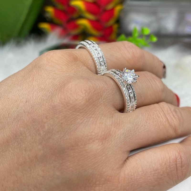 ANEL PRATA SOLITÁRIO CRAVEJADO COM ZIRCONIA QUADRADA