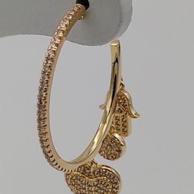 BRINCO ARGOLA COM CORAÇÃO E MÃO DE MARIA CRAVEJADOS