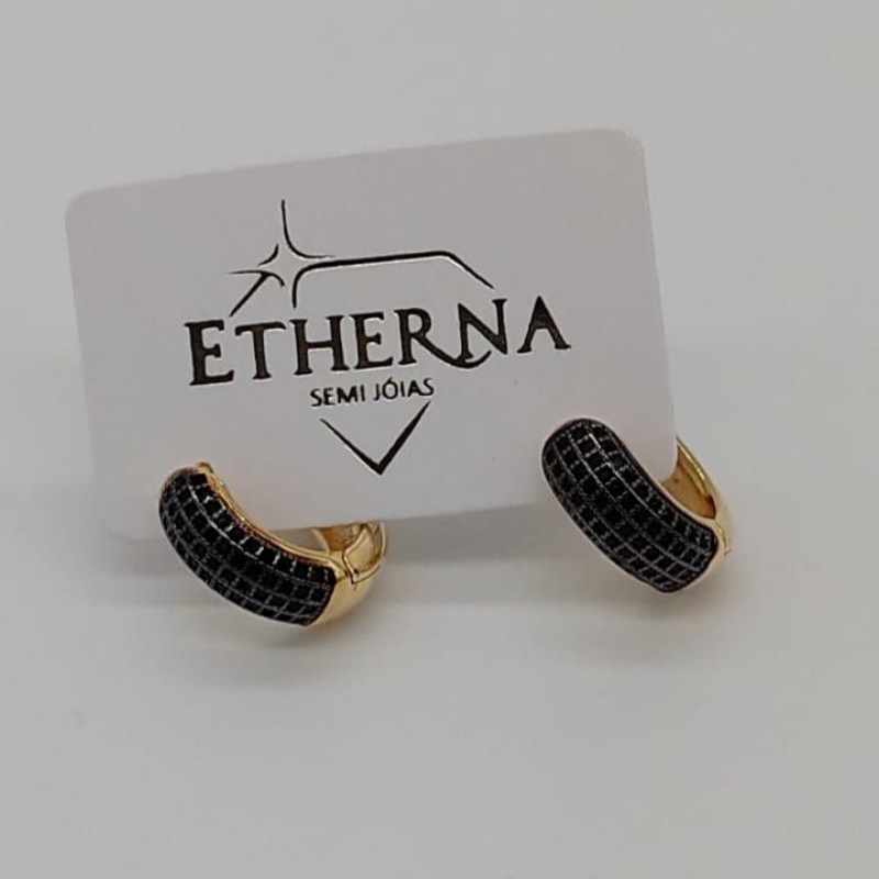 BRINCO ARGOLA CRAVEJADA ZIRCONIA NEGRA