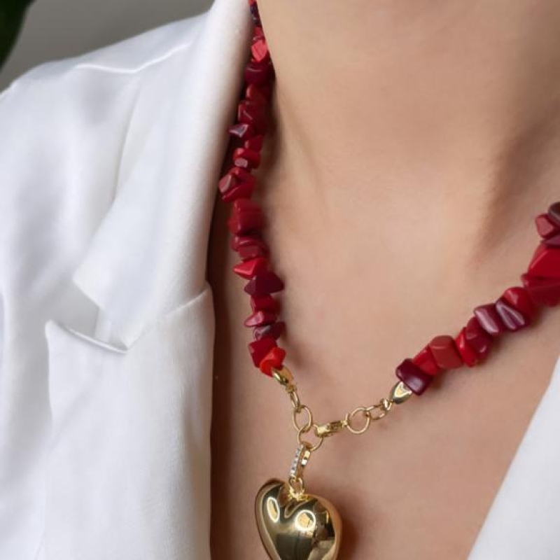 COLAR PEDRA CASCALHO CULTIVADO VERMELHO COM CORAÇÃO