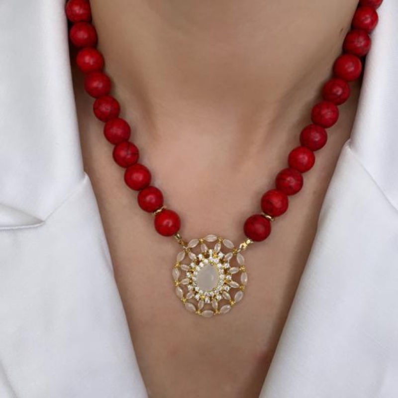 COLAR PEDRA HOWLITA VERMELHA COM PINGENTE GOTA