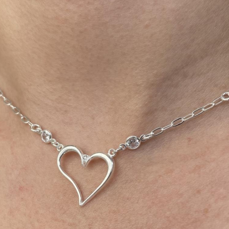 CHOKER PRATA CORAÇÃO VAZADO COM ZIRCONIAS CRISTAIS