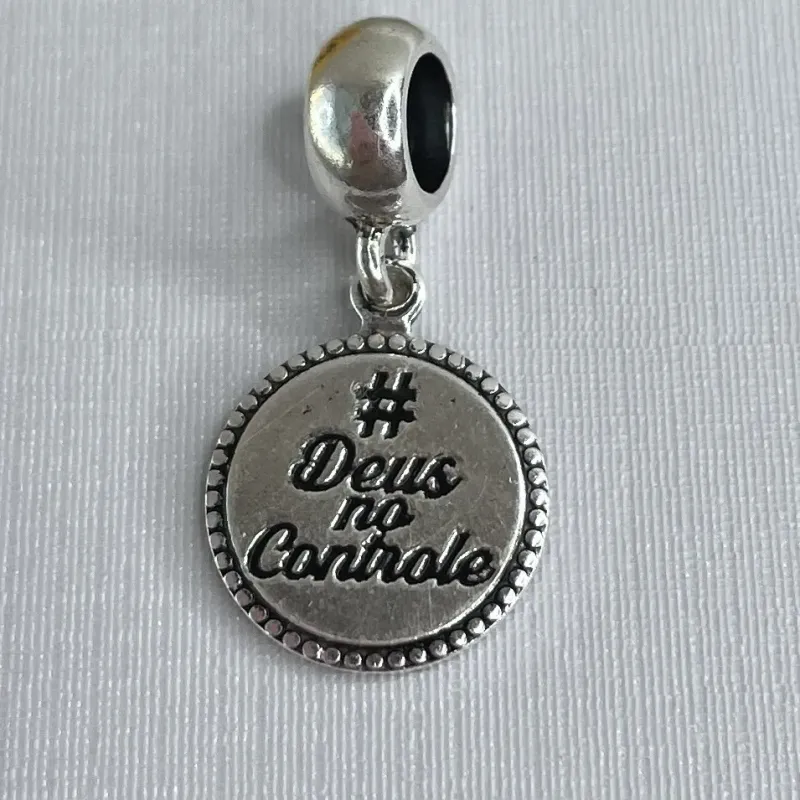 BERLOQUE PRATA MEDALHA #DEUS NO CONTROLE