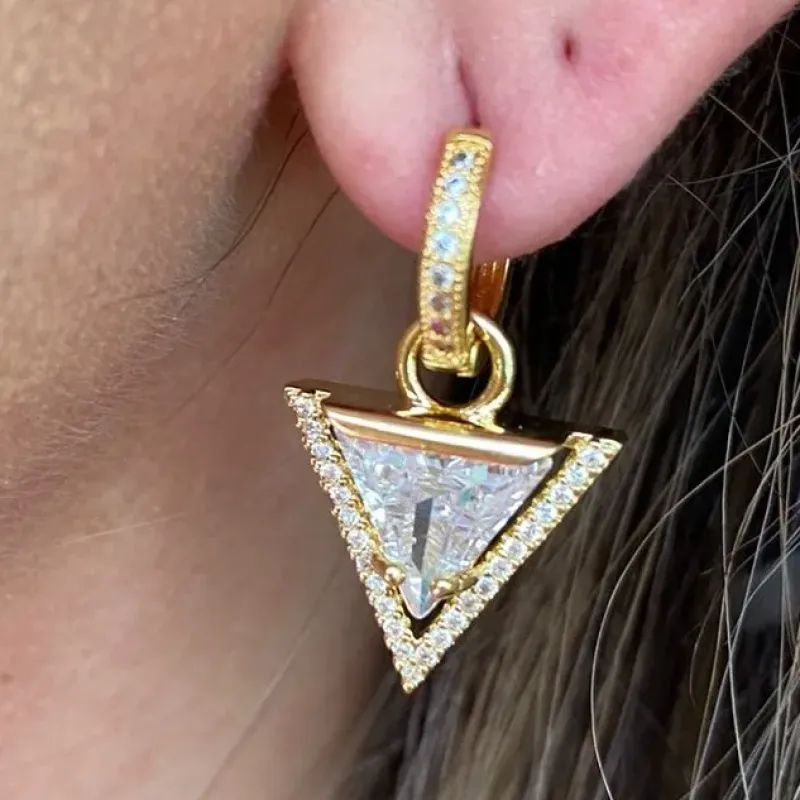BRINCO ARGOLA COM TRIÂNGULO PEDRA CRISTAL