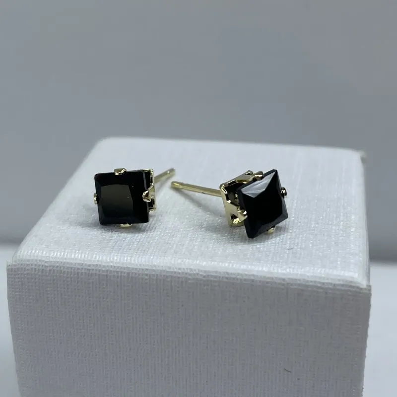 BRINCO QUADRADO ZIRCONIA PRETA PEQUENA