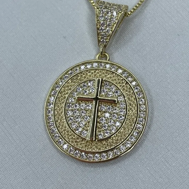 PINGENTE MEDALHA COM CRUZ CRAVEJADA CRISTAL