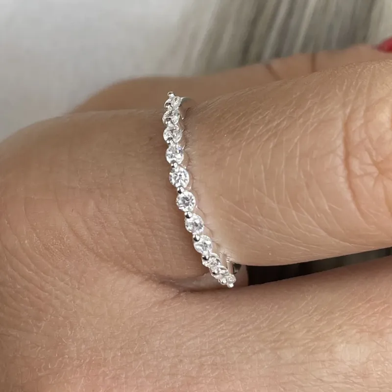 ANEL PRATA MEIA ALIANÇA CRAVEJADO ZIRCOMIA CRISTAL