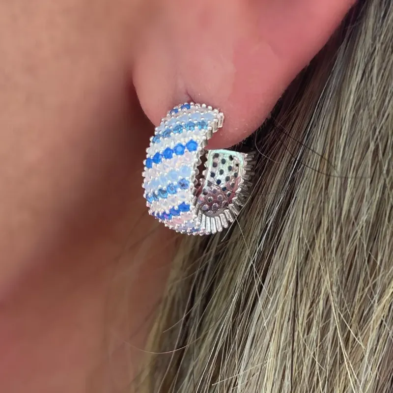 BRINCO ARGOLA ABERTA CRAVEJADA AZUL E CRISTAL