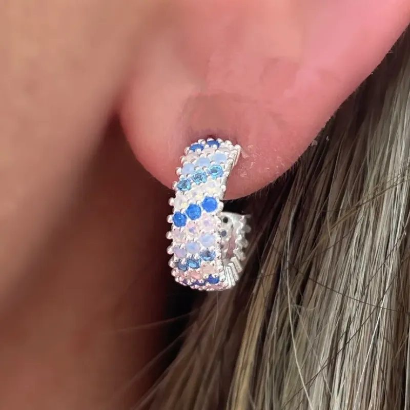 BRINCO ARGOLA ABERTA CRAVEJADA AZUL E CRISTAL MÉDIA