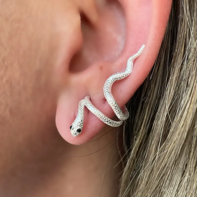 BRINCO PRATA UNILATERAL COBRA PEDRA PRETA