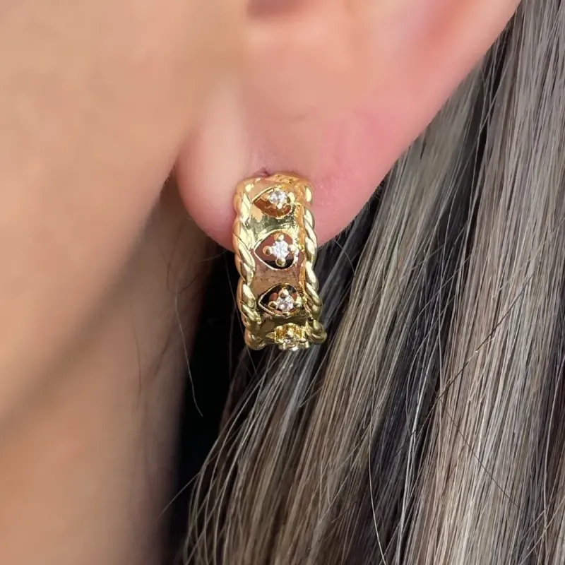 BRINCO MEIA ARGOLA TRABALHADA COM ZIRCONIAS