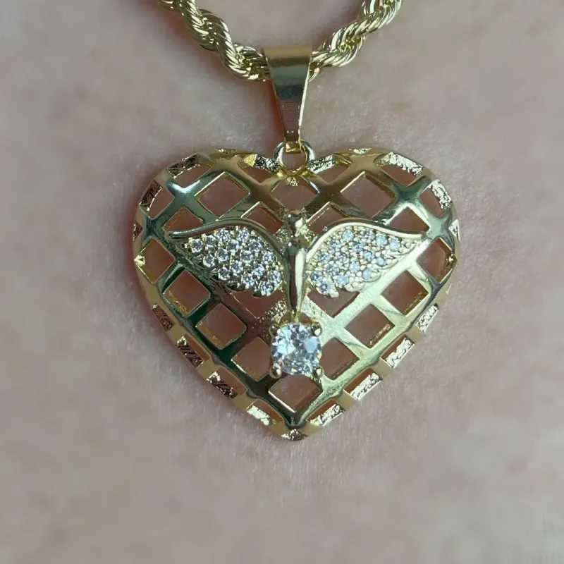 PINGENTE CORAÇÃO GRADE COM ESPÍRITO SANTO CRAVEJADO